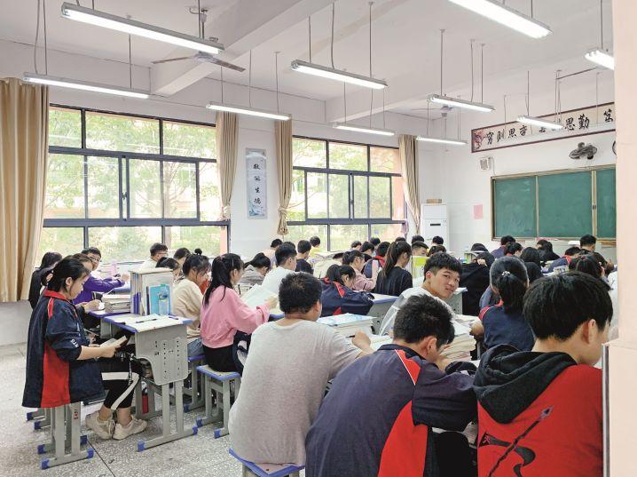 一个“穷县”的高中免费风波 一个“穷县”的高中免费风波