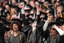 �Էѳ�����ѧ�н�����ͬ����󣬷�Ժ�о�ʣ��8000Ԫ������ί����